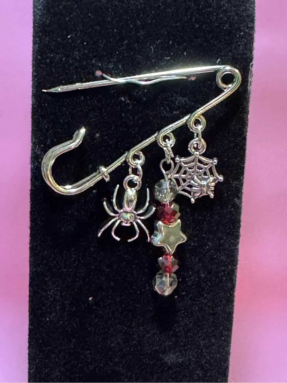 🕷️ 🕸️♥️ Spooky Girls!! Silver toned Safety Pin Brooch with Red Crystal Beads